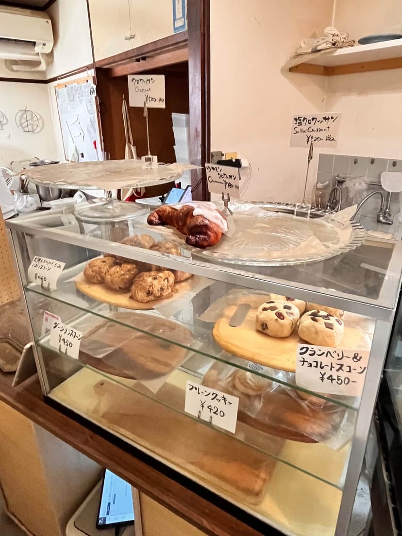 The shelf displaying salt croissants