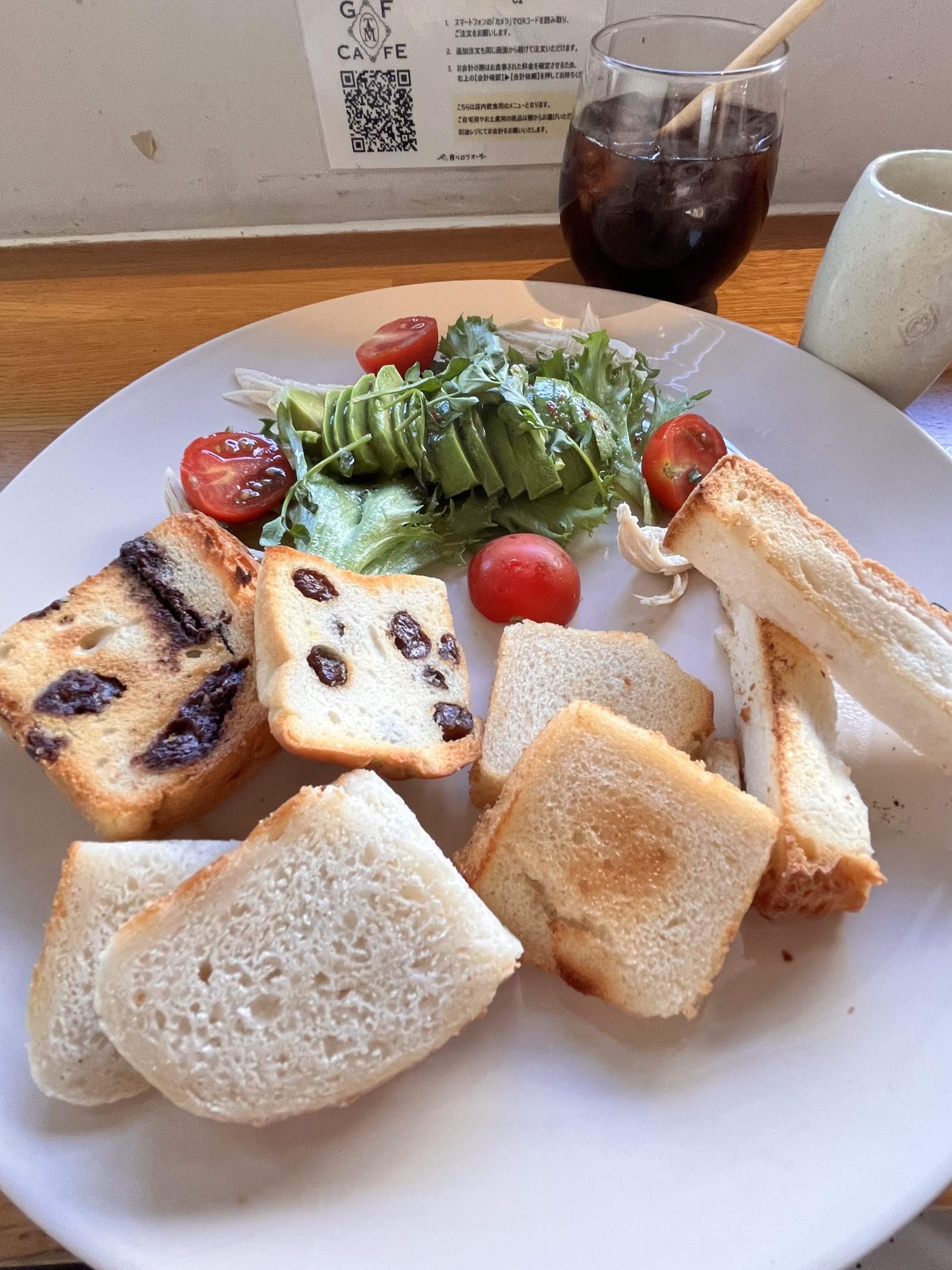 Gluten-Free Lunch in Tokyo: Tamakuchen in Futako-tamagawa, Featuring a Plate Full of Bread