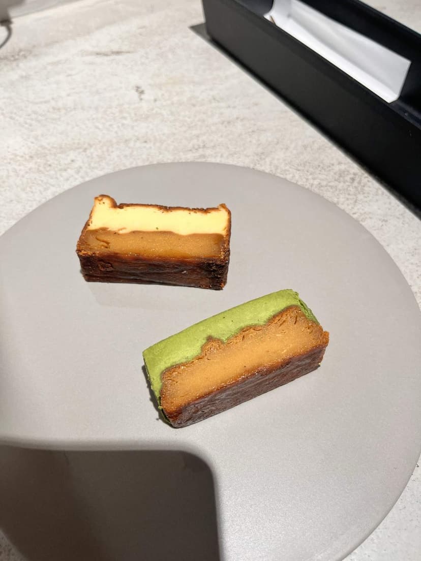 The two Basque cheesecakes: plain and matcha